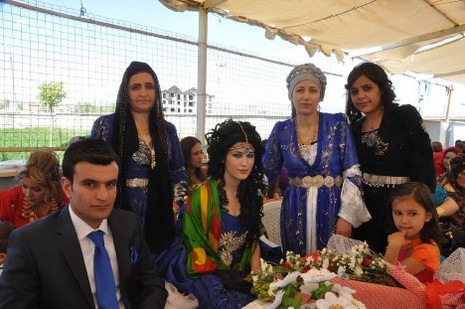 Hakkari'nin Yüksekova ilçesinde 26-27 Mayıs 2012 Dünya evine Giren Çiftlerimizi Sizler için Sayfamıza taşıdık. Yüksekova Güncel Ailesi olarak Tüm Çiftlerimize mutluluklar Dileriz. Foto: Yaşar KAPLAN- Rojhat YİĞİT