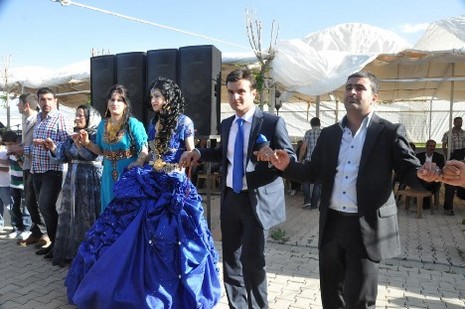 Hakkari'nin Yüksekova ilçesinde 26-27 Mayıs 2012 Dünya evine Giren Çiftlerimizi Sizler için Sayfamıza taşıdık. Yüksekova Güncel Ailesi olarak Tüm Çiftlerimize mutluluklar Dileriz. Foto: Yaşar KAPLAN- Rojhat YİĞİT