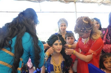 Hakkari'nin Yüksekova ilçesinde 26-27 Mayıs 2012 Dünya evine Giren Çiftlerimizi Sizler için Sayfamıza taşıdık. Yüksekova Güncel Ailesi olarak Tüm Çiftlerimize mutluluklar Dileriz. Foto: Yaşar KAPLAN- Rojhat YİĞİT