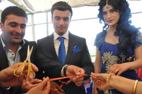 Hakkari'nin Yüksekova ilçesinde 26-27 Mayıs 2012 Dünya evine Giren Çiftlerimizi Sizler için Sayfamıza taşıdık. Yüksekova Güncel Ailesi olarak Tüm Çiftlerimize mutluluklar Dileriz. Foto: Yaşar KAPLAN- Rojhat YİĞİT