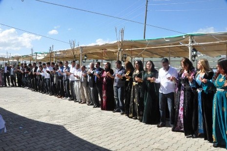 Hakkari'nin Yüksekova ilçesinde 26-27 Mayıs 2012 Dünya evine Giren Çiftlerimizi Sizler için Sayfamıza taşıdık. Yüksekova Güncel Ailesi olarak Tüm Çiftlerimize mutluluklar Dileriz. Foto: Yaşar KAPLAN- Rojhat YİĞİT