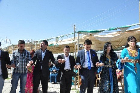 Hakkari'nin Yüksekova ilçesinde 26-27 Mayıs 2012 Dünya evine Giren Çiftlerimizi Sizler için Sayfamıza taşıdık. Yüksekova Güncel Ailesi olarak Tüm Çiftlerimize mutluluklar Dileriz. Foto: Yaşar KAPLAN- Rojhat YİĞİT