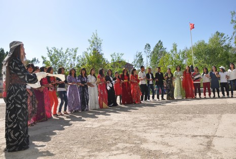 Hakkarinin Yüksekova ilçesinde Anadolu Teknik Meslek Lisesi ve Endüstri Meslek Lisesi öğrencileri mezuniyet coşkusu yaşadı