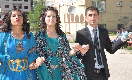 Hakkarinin Yüksekova ilçesinde Anadolu Teknik Meslek Lisesi ve Endüstri Meslek Lisesi öğrencileri mezuniyet coşkusu yaşadı