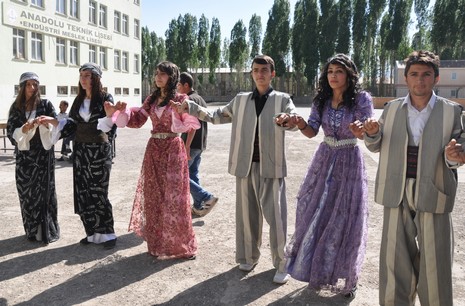 Hakkarinin Yüksekova ilçesinde Anadolu Teknik Meslek Lisesi ve Endüstri Meslek Lisesi öğrencileri mezuniyet coşkusu yaşadı