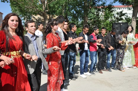 Hakkarinin Yüksekova ilçesinde Anadolu Teknik Meslek Lisesi ve Endüstri Meslek Lisesi öğrencileri mezuniyet coşkusu yaşadı