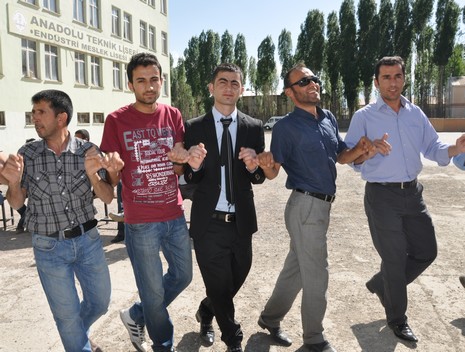 Hakkarinin Yüksekova ilçesinde Anadolu Teknik Meslek Lisesi ve Endüstri Meslek Lisesi öğrencileri mezuniyet coşkusu yaşadı
