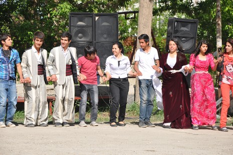 Hakkarinin Yüksekova ilçesinde Anadolu Teknik Meslek Lisesi ve Endüstri Meslek Lisesi öğrencileri mezuniyet coşkusu yaşadı