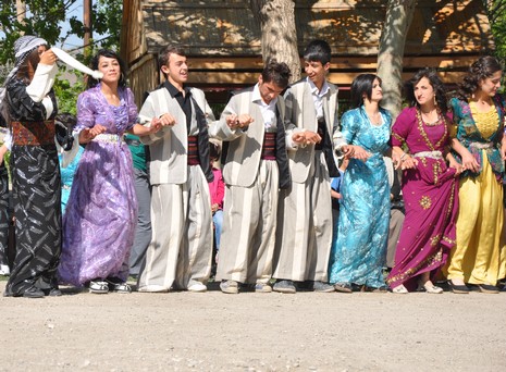 Hakkarinin Yüksekova ilçesinde Anadolu Teknik Meslek Lisesi ve Endüstri Meslek Lisesi öğrencileri mezuniyet coşkusu yaşadı