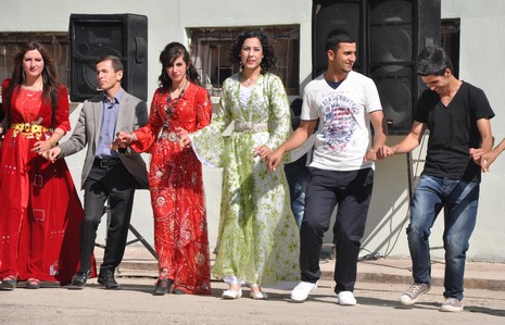 Hakkarinin Yüksekova ilçesinde Anadolu Teknik Meslek Lisesi ve Endüstri Meslek Lisesi öğrencileri mezuniyet coşkusu yaşadı