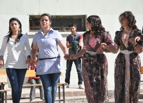 Hakkarinin Yüksekova ilçesinde Anadolu Teknik Meslek Lisesi ve Endüstri Meslek Lisesi öğrencileri mezuniyet coşkusu yaşadı