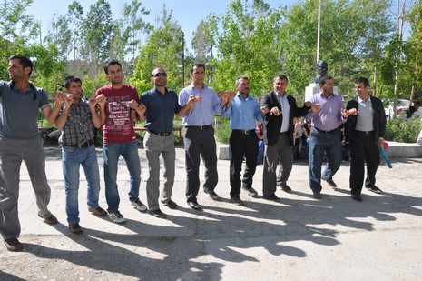 Hakkarinin Yüksekova ilçesinde Anadolu Teknik Meslek Lisesi ve Endüstri Meslek Lisesi öğrencileri mezuniyet coşkusu yaşadı