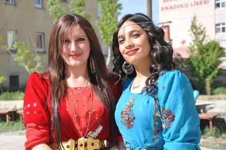 Hakkarinin Yüksekova ilçesinde Anadolu Teknik Meslek Lisesi ve Endüstri Meslek Lisesi öğrencileri mezuniyet coşkusu yaşadı