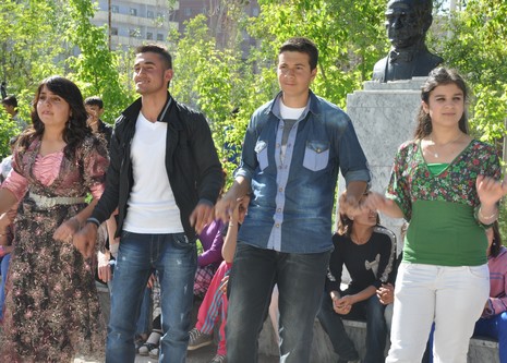 Hakkarinin Yüksekova ilçesinde Anadolu Teknik Meslek Lisesi ve Endüstri Meslek Lisesi öğrencileri mezuniyet coşkusu yaşadı