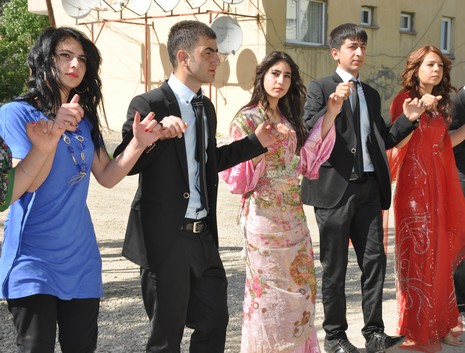 Hakkarinin Yüksekova ilçesinde Anadolu Teknik Meslek Lisesi ve Endüstri Meslek Lisesi öğrencileri mezuniyet coşkusu yaşadı