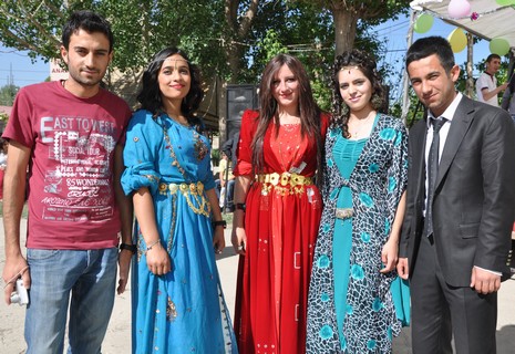 Hakkarinin Yüksekova ilçesinde Anadolu Teknik Meslek Lisesi ve Endüstri Meslek Lisesi öğrencileri mezuniyet coşkusu yaşadı