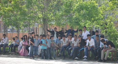 Hakkarinin Yüksekova ilçesinde Anadolu Teknik Meslek Lisesi ve Endüstri Meslek Lisesi öğrencileri mezuniyet coşkusu yaşadı
