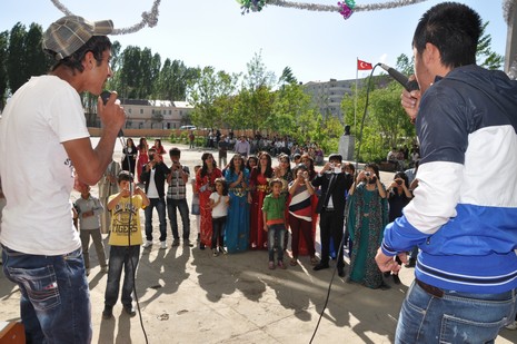 Hakkarinin Yüksekova ilçesinde Anadolu Teknik Meslek Lisesi ve Endüstri Meslek Lisesi öğrencileri mezuniyet coşkusu yaşadı