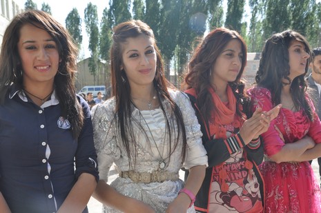 Hakkarinin Yüksekova ilçesinde Anadolu Teknik Meslek Lisesi ve Endüstri Meslek Lisesi öğrencileri mezuniyet coşkusu yaşadı