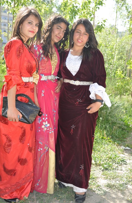 Hakkarinin Yüksekova ilçesinde Anadolu Teknik Meslek Lisesi ve Endüstri Meslek Lisesi öğrencileri mezuniyet coşkusu yaşadı