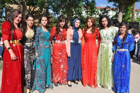 Hakkarinin Yüksekova ilçesinde Anadolu Teknik Meslek Lisesi ve Endüstri Meslek Lisesi öğrencileri mezuniyet coşkusu yaşadı