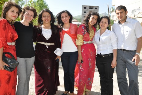 Hakkarinin Yüksekova ilçesinde Anadolu Teknik Meslek Lisesi ve Endüstri Meslek Lisesi öğrencileri mezuniyet coşkusu yaşadı