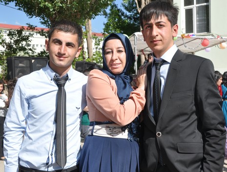 Hakkarinin Yüksekova ilçesinde Anadolu Teknik Meslek Lisesi ve Endüstri Meslek Lisesi öğrencileri mezuniyet coşkusu yaşadı