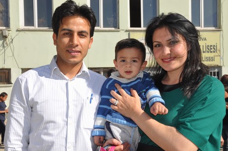 Hakkarinin Yüksekova ilçesinde Anadolu Teknik Meslek Lisesi ve Endüstri Meslek Lisesi öğrencileri mezuniyet coşkusu yaşadı