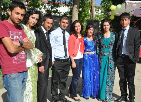 Hakkarinin Yüksekova ilçesinde Anadolu Teknik Meslek Lisesi ve Endüstri Meslek Lisesi öğrencileri mezuniyet coşkusu yaşadı