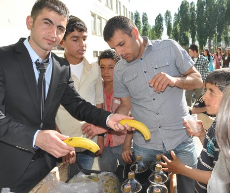 Hakkarinin Yüksekova ilçesinde Anadolu Teknik Meslek Lisesi ve Endüstri Meslek Lisesi öğrencileri mezuniyet coşkusu yaşadı