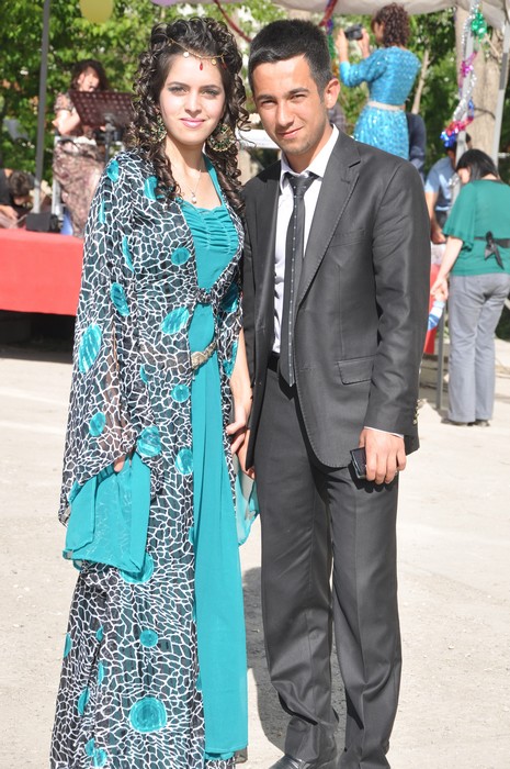 Hakkarinin Yüksekova ilçesinde Anadolu Teknik Meslek Lisesi ve Endüstri Meslek Lisesi öğrencileri mezuniyet coşkusu yaşadı