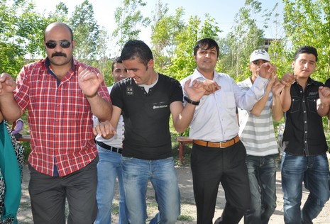 Hakkarinin Yüksekova ilçesinde Anadolu Teknik Meslek Lisesi ve Endüstri Meslek Lisesi öğrencileri mezuniyet coşkusu yaşadı