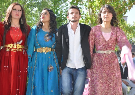 Hakkarinin Yüksekova ilçesinde Anadolu Teknik Meslek Lisesi ve Endüstri Meslek Lisesi öğrencileri mezuniyet coşkusu yaşadı