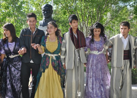 Hakkarinin Yüksekova ilçesinde Anadolu Teknik Meslek Lisesi ve Endüstri Meslek Lisesi öğrencileri mezuniyet coşkusu yaşadı