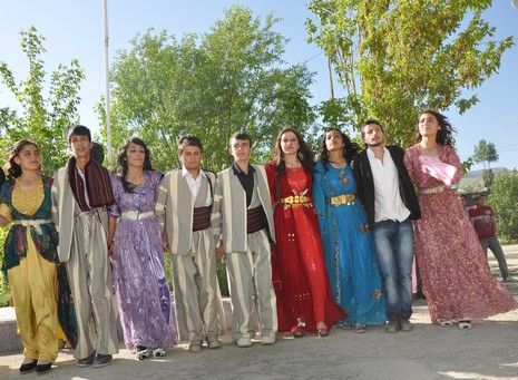 Hakkarinin Yüksekova ilçesinde Anadolu Teknik Meslek Lisesi ve Endüstri Meslek Lisesi öğrencileri mezuniyet coşkusu yaşadı