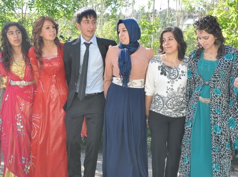 Hakkarinin Yüksekova ilçesinde Anadolu Teknik Meslek Lisesi ve Endüstri Meslek Lisesi öğrencileri mezuniyet coşkusu yaşadı