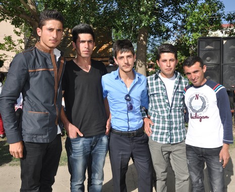 Hakkarinin Yüksekova ilçesinde Anadolu Teknik Meslek Lisesi ve Endüstri Meslek Lisesi öğrencileri mezuniyet coşkusu yaşadı