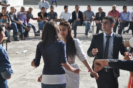 Hakkarinin Yüksekova ilçesinde Anadolu Teknik Meslek Lisesi ve Endüstri Meslek Lisesi öğrencileri mezuniyet coşkusu yaşadı