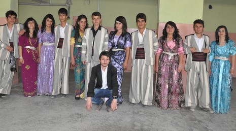 Hakkarinin Yüksekova ilçesinde Anadolu Teknik Meslek Lisesi ve Endüstri Meslek Lisesi öğrencileri mezuniyet coşkusu yaşadı