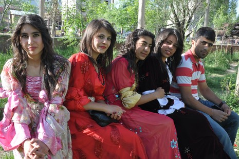 Hakkarinin Yüksekova ilçesinde Anadolu Teknik Meslek Lisesi ve Endüstri Meslek Lisesi öğrencileri mezuniyet coşkusu yaşadı