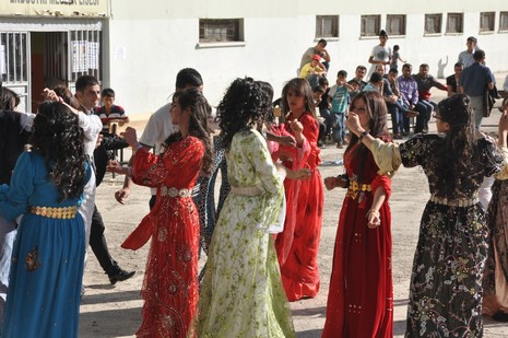 Hakkarinin Yüksekova ilçesinde Anadolu Teknik Meslek Lisesi ve Endüstri Meslek Lisesi öğrencileri mezuniyet coşkusu yaşadı