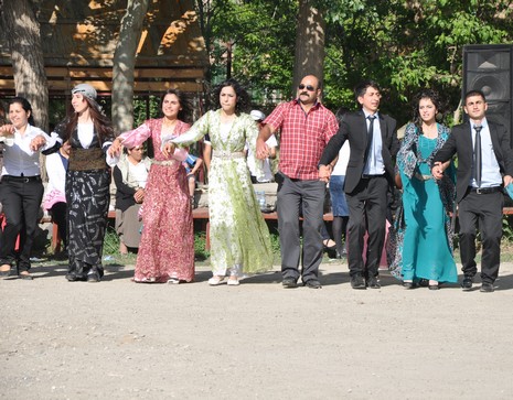 Hakkarinin Yüksekova ilçesinde Anadolu Teknik Meslek Lisesi ve Endüstri Meslek Lisesi öğrencileri mezuniyet coşkusu yaşadı