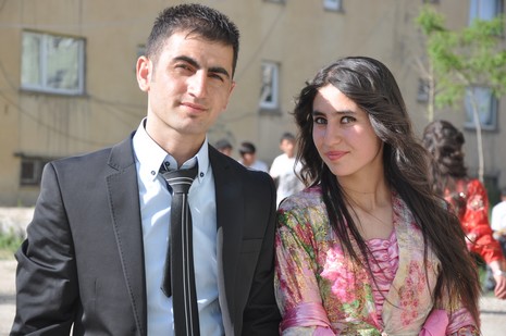 Hakkarinin Yüksekova ilçesinde Anadolu Teknik Meslek Lisesi ve Endüstri Meslek Lisesi öğrencileri mezuniyet coşkusu yaşadı