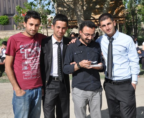 Hakkarinin Yüksekova ilçesinde Anadolu Teknik Meslek Lisesi ve Endüstri Meslek Lisesi öğrencileri mezuniyet coşkusu yaşadı