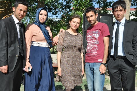 Hakkarinin Yüksekova ilçesinde Anadolu Teknik Meslek Lisesi ve Endüstri Meslek Lisesi öğrencileri mezuniyet coşkusu yaşadı