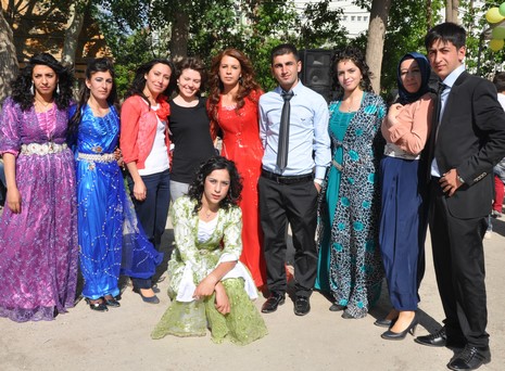 Hakkarinin Yüksekova ilçesinde Anadolu Teknik Meslek Lisesi ve Endüstri Meslek Lisesi öğrencileri mezuniyet coşkusu yaşadı