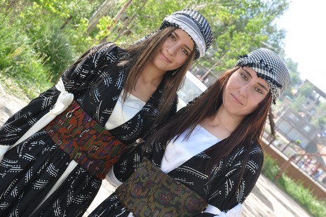 Hakkarinin Yüksekova ilçesinde Anadolu Teknik Meslek Lisesi ve Endüstri Meslek Lisesi öğrencileri mezuniyet coşkusu yaşadı