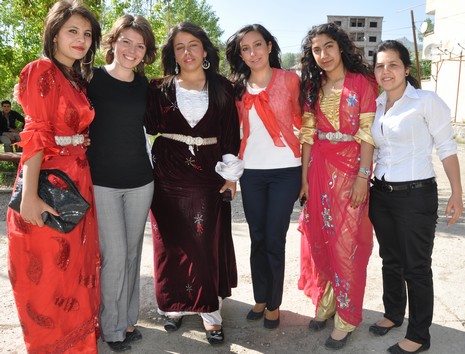 Hakkarinin Yüksekova ilçesinde Anadolu Teknik Meslek Lisesi ve Endüstri Meslek Lisesi öğrencileri mezuniyet coşkusu yaşadı