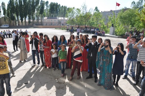 Hakkarinin Yüksekova ilçesinde Anadolu Teknik Meslek Lisesi ve Endüstri Meslek Lisesi öğrencileri mezuniyet coşkusu yaşadı