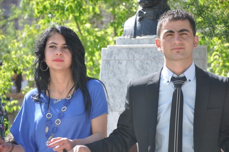 Hakkarinin Yüksekova ilçesinde Anadolu Teknik Meslek Lisesi ve Endüstri Meslek Lisesi öğrencileri mezuniyet coşkusu yaşadı